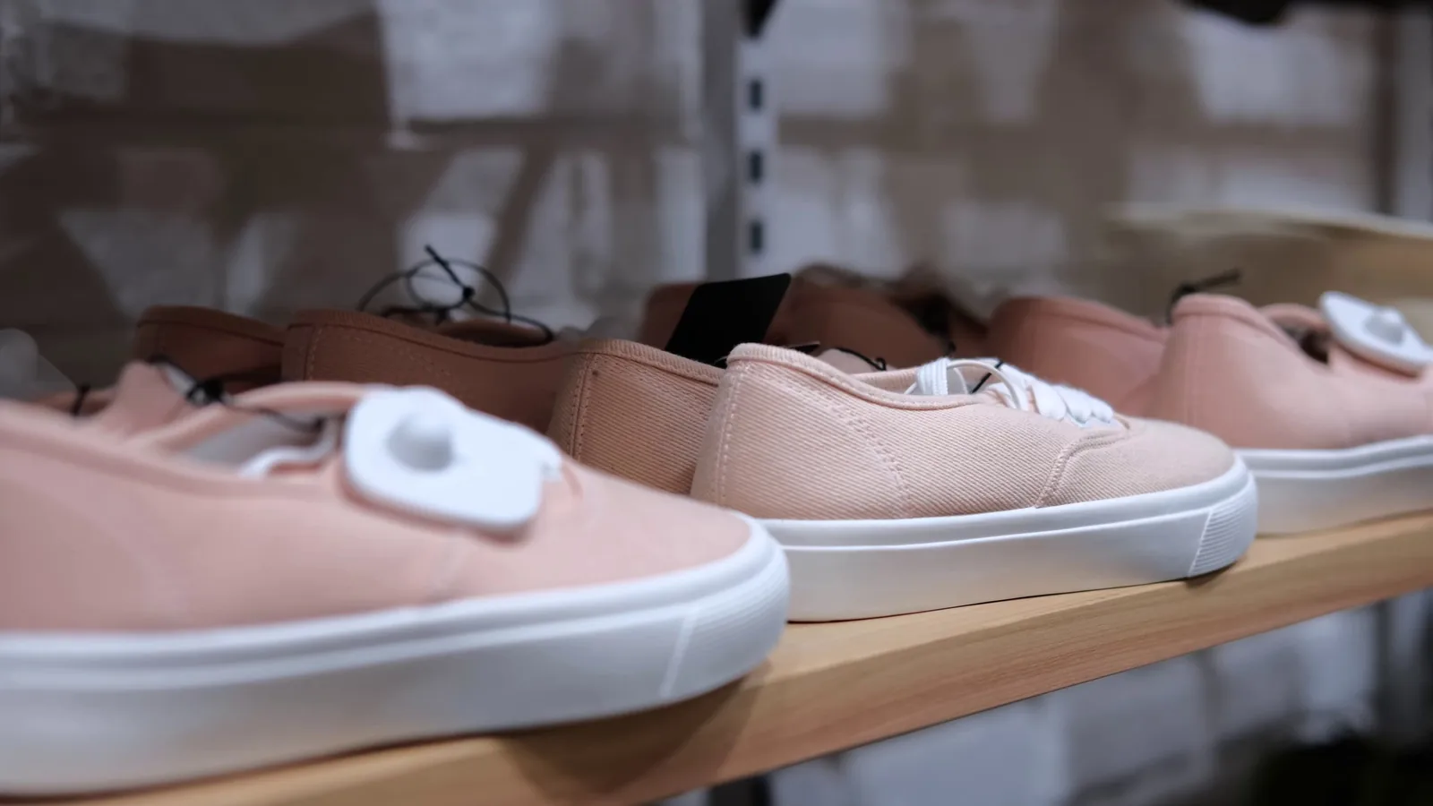 How To Choose Checking A Shoe Sale For Fit And Return Terms cover image